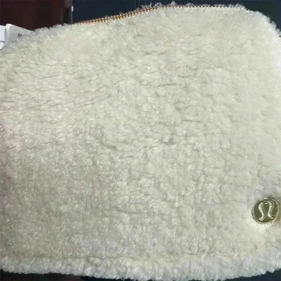 Lululemon Large Belt Bag White/Gold Fleece Unis everywhere belt bag plush fleece - Picture 2 of 11